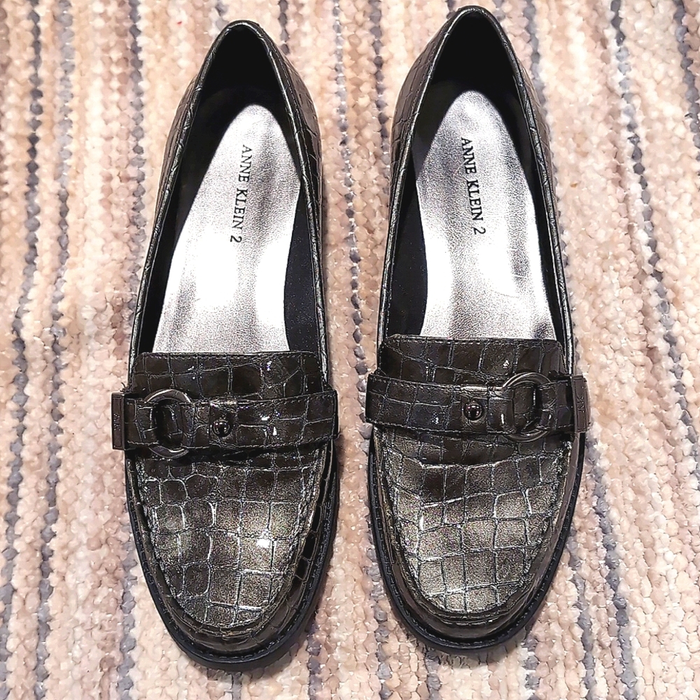 Women's Anne Klein 2 Pewter Loafers, Size 6.5, Never Worn